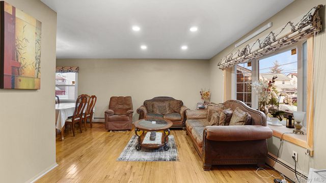 54 E Maujer Street, Valley Stream, NY 11580