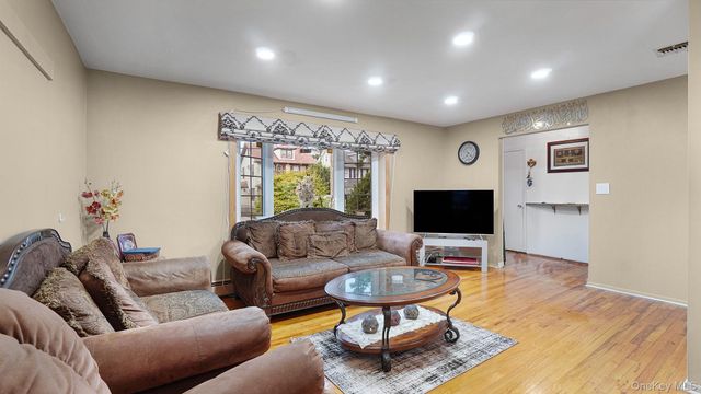 54 E Maujer Street, Valley Stream, NY 11580