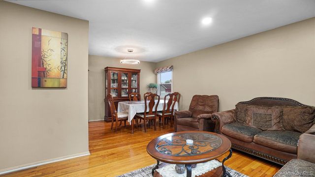 54 E Maujer Street, Valley Stream, NY 11580