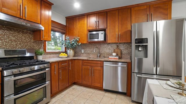 54 E Maujer Street, Valley Stream, NY 11580