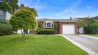 54 E Maujer Street, Valley Stream, NY 11580