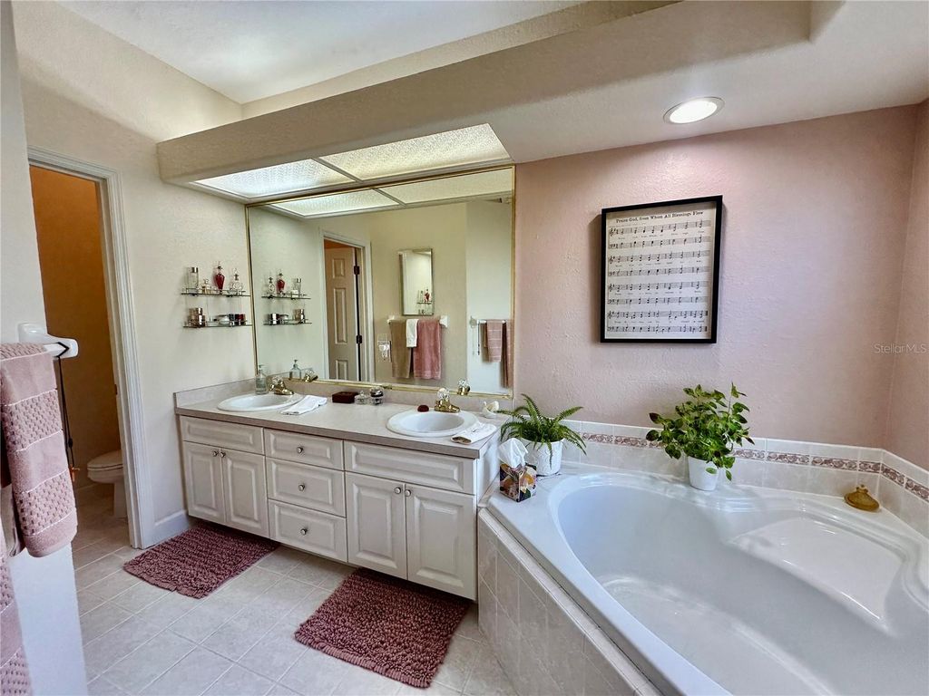 Image 17 of property listing at 357 RUBY LAKE LOOP, Winter Haven, FL 33884