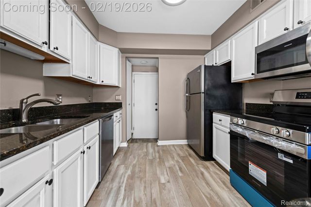 1719 Brentwood Drive, Troy, MI 48098