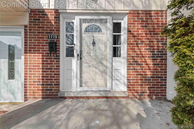 1719 Brentwood Drive, Troy, MI 48098