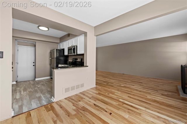 1719 Brentwood Drive, Troy, MI 48098