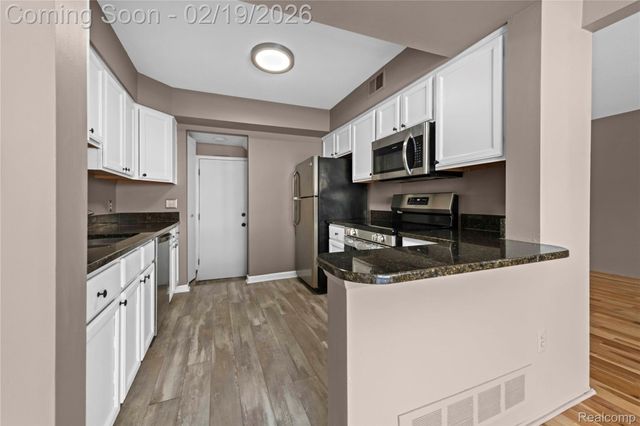 1719 Brentwood Drive, Troy, MI 48098