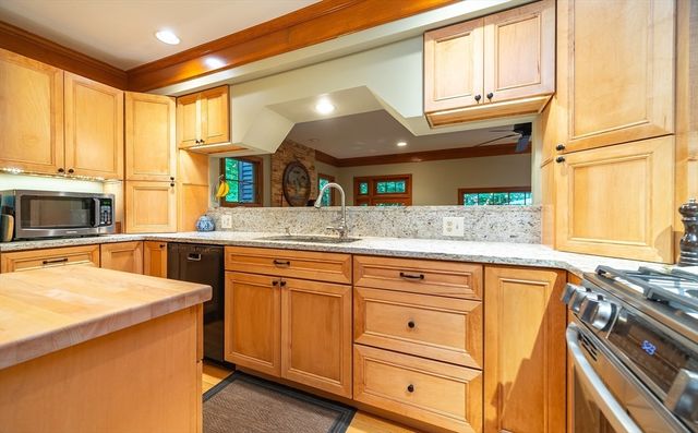 84 Greenwich Rd, East Longmeadow, MA 01028