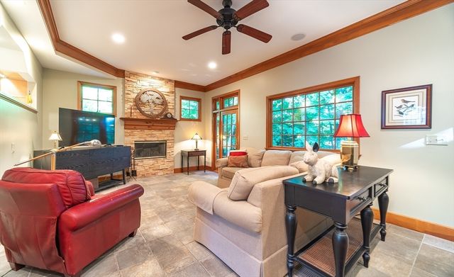84 Greenwich Rd, East Longmeadow, MA 01028