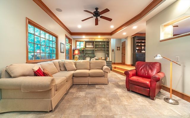 84 Greenwich Rd, East Longmeadow, MA 01028