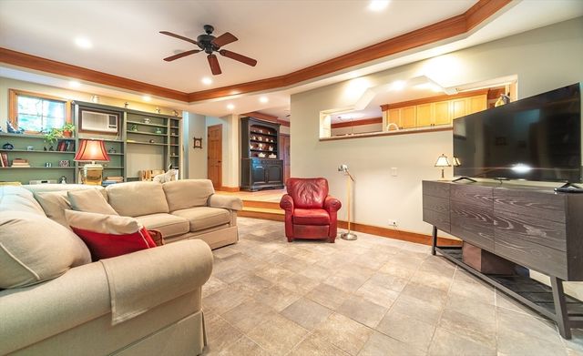 84 Greenwich Rd, East Longmeadow, MA 01028