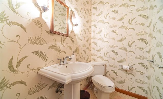 84 Greenwich Rd, East Longmeadow, MA 01028