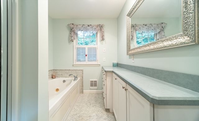 84 Greenwich Rd, East Longmeadow, MA 01028