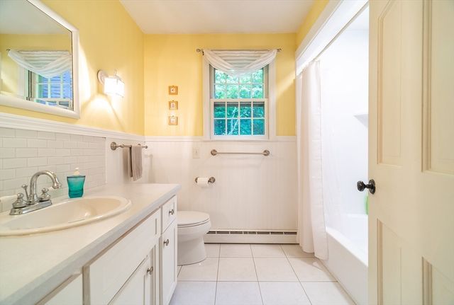 84 Greenwich Rd, East Longmeadow, MA 01028