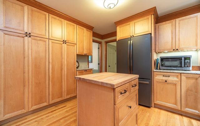 84 Greenwich Rd, East Longmeadow, MA 01028