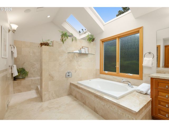 1727 Sw WESTWOOD Dr, Portland, OR 97239