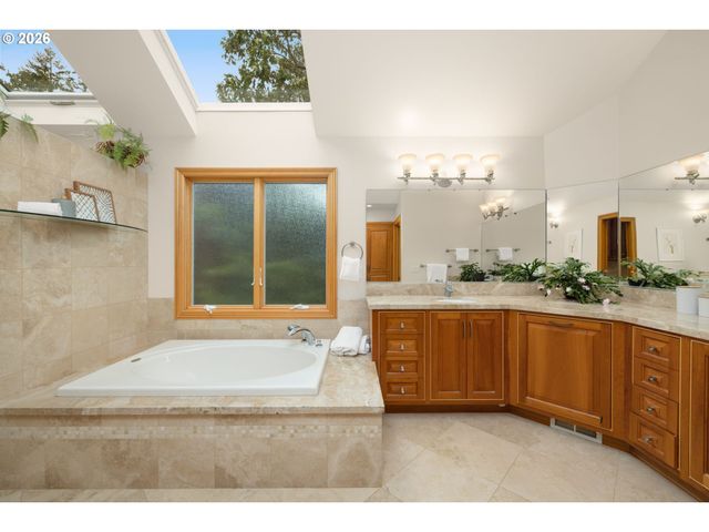 1727 Sw WESTWOOD Dr, Portland, OR 97239