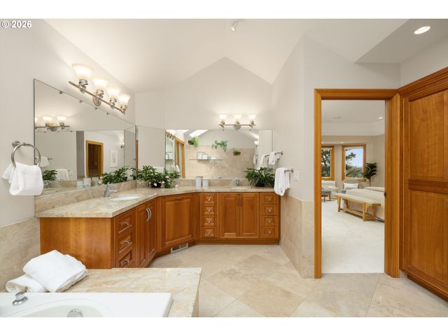 1727 Sw WESTWOOD Dr, Portland, OR 97239