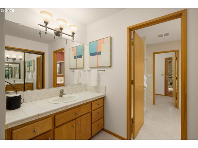 1727 Sw WESTWOOD Dr, Portland, OR 97239