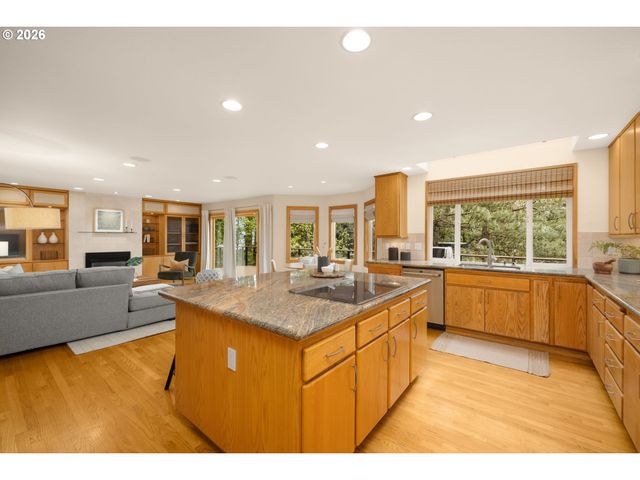 1727 Sw WESTWOOD Dr, Portland, OR 97239