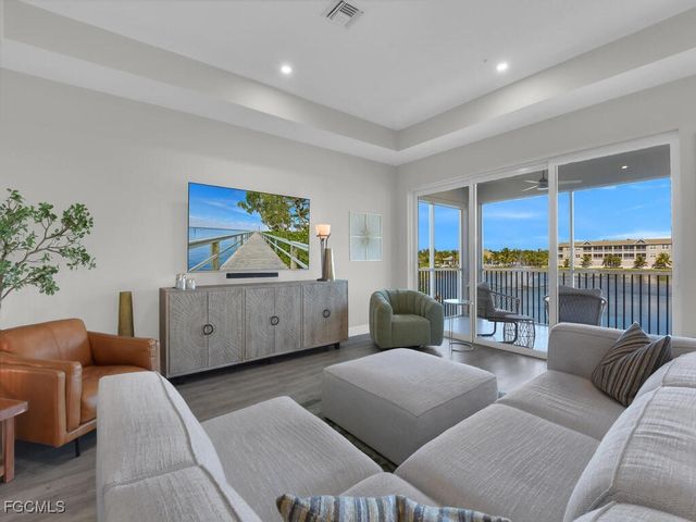 233 Indies DR E 201, Naples, FL 34114
