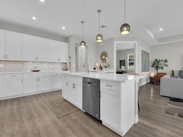 233 Indies DR E 201, Naples, FL 34114