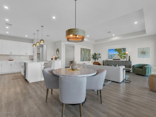 233 Indies DR E 201, Naples, FL 34114