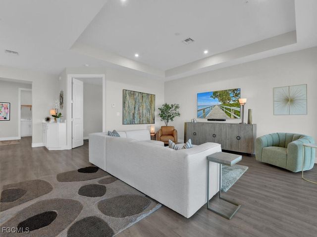 233 Indies DR E 201, Naples, FL 34114