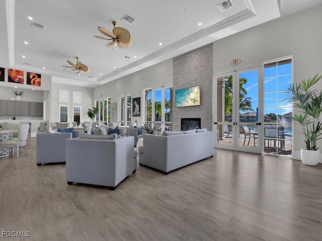 233 Indies DR E 201, Naples, FL 34114