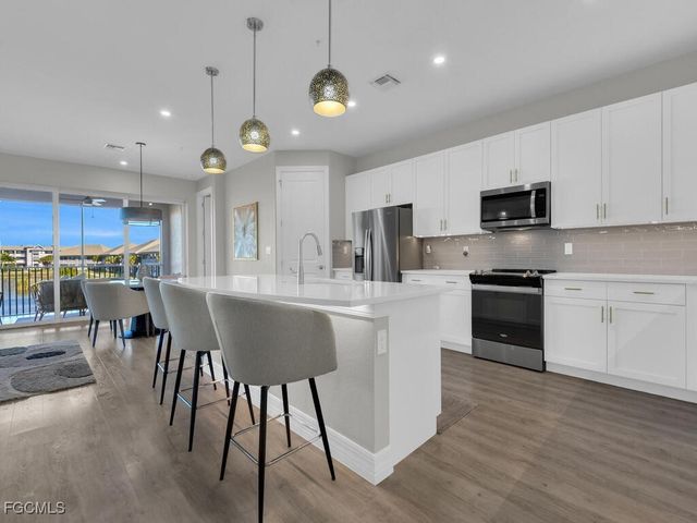233 Indies DR E 201, Naples, FL 34114