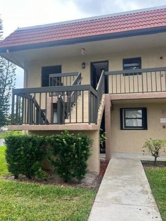 21911 Lake Forest Circle 201, Boca Raton, FL 33433