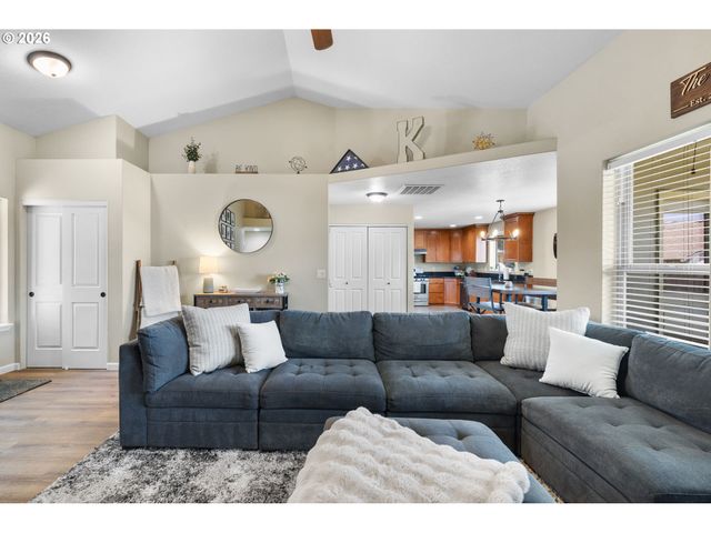 680 ANDRIAN Dr, Molalla, OR 97038