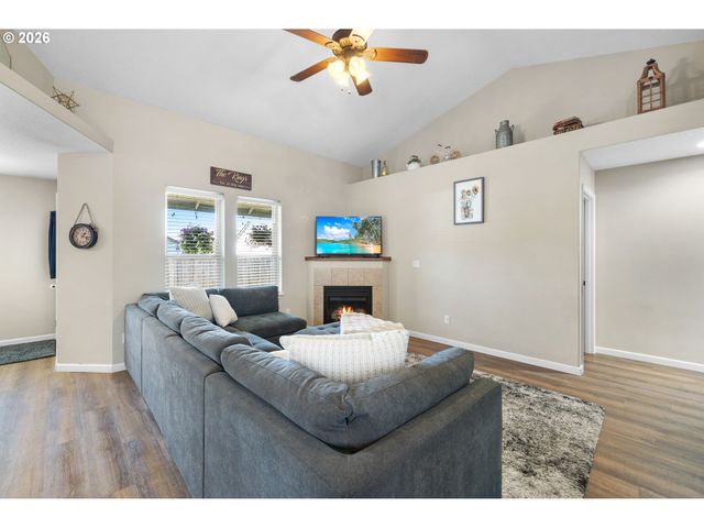 680 ANDRIAN Dr, Molalla, OR 97038