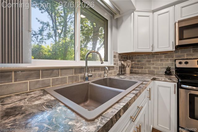 26207 Meadowbrook Way, Lathrup Village, MI 48076
