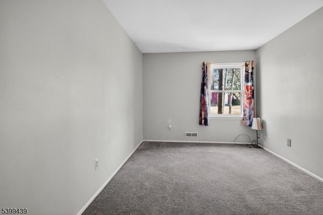 17 Londonderry Dr, Raritan Twp., NJ 08822