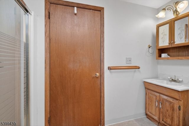 17 Londonderry Dr, Raritan Twp., NJ 08822