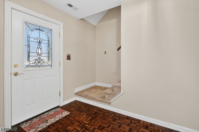 17 Londonderry Dr, Raritan Twp., NJ 08822