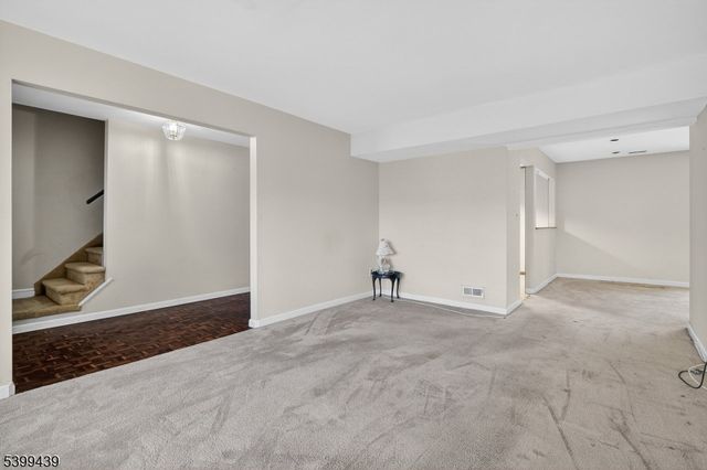 17 Londonderry Dr, Raritan Twp., NJ 08822