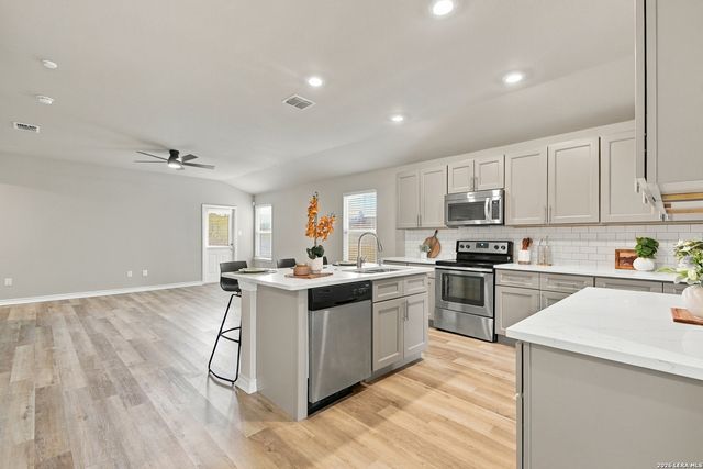 7614 Eclipse Mark, San Antonio, TX 78252
