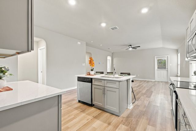 7614 Eclipse Mark, San Antonio, TX 78252