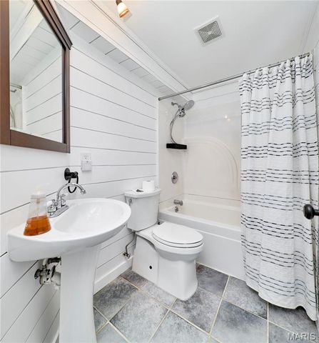 8 Hill Ridge Court 4, St Charles, MO 63303