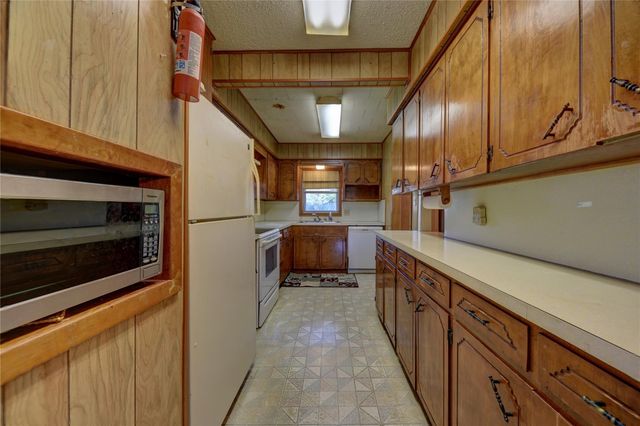146 S Reynolds Street, La Grange, TX 78945