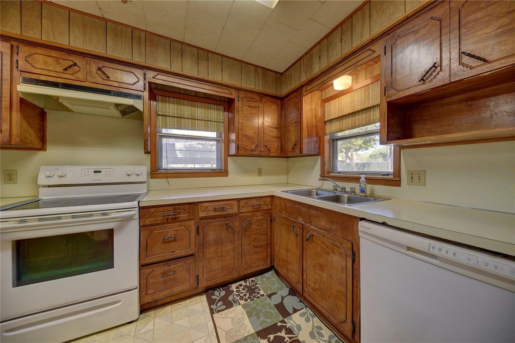 146 S Reynolds Street, La Grange, TX 78945