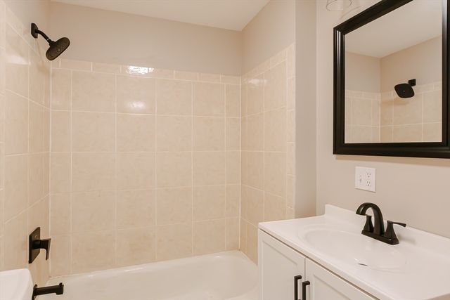 51 School St 3, Upton, MA 01568