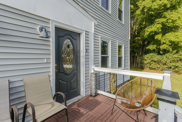 51 School St 3, Upton, MA 01568