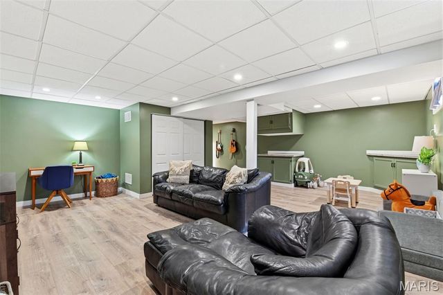 239 E Skyline Drive, Ballwin, MO 63011