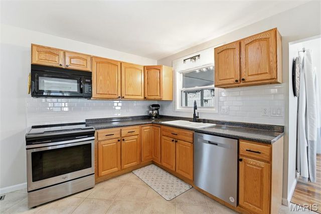 239 E Skyline Drive, Ballwin, MO 63011