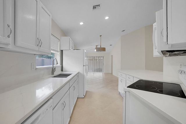 5215 Grande Palm Circle, Delray Beach, FL 33484