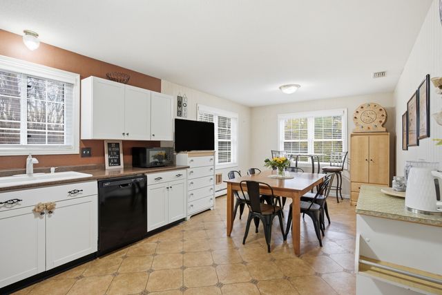 35 Fairfield Lane, Bloomfield, CT 06002