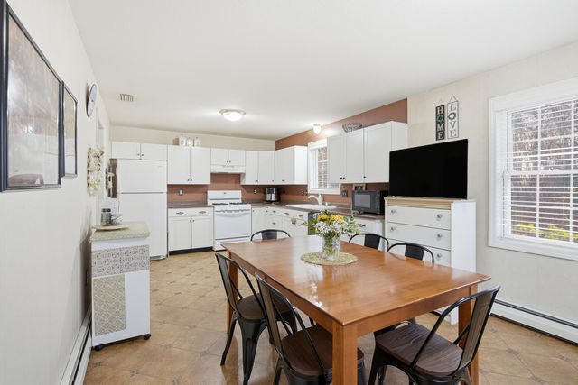 35 Fairfield Lane, Bloomfield, CT 06002