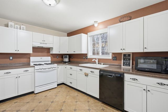 35 Fairfield Lane, Bloomfield, CT 06002